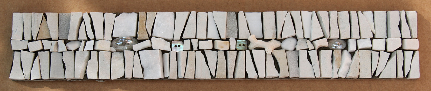 Mosaic - mosaïque - frise - décor - africa - blanc - marbre - pierre - récup - bouton - grès - brut - ora mosaïques