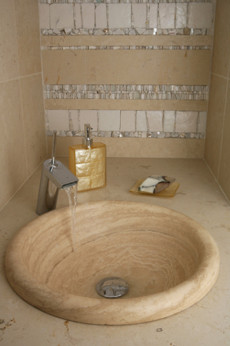 Mosaic - mosaïque - frise - décor - africa - blanc - marbre - pierre - récup - bouton - grès - brut - ora mosaïques