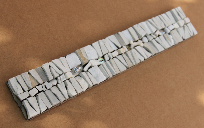 Mosaic - mosaïque - frise - décor - africa - blanc - marbre - pierre - récup - bouton - grès - brut - ora mosaïques