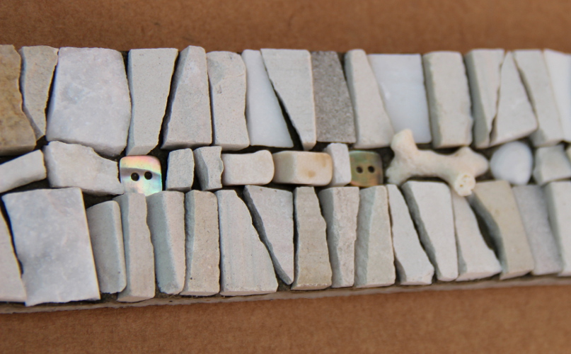 Mosaic - mosaïque - frise - décor - africa - blanc - marbre - pierre - récup - bouton - grès - brut - ora mosaïques