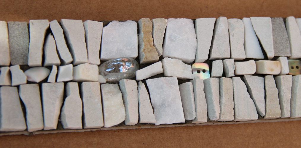 Mosaic - mosaïque - frise - décor - africa - blanc - marbre - pierre - récup - bouton - grès - brut - ora mosaïques