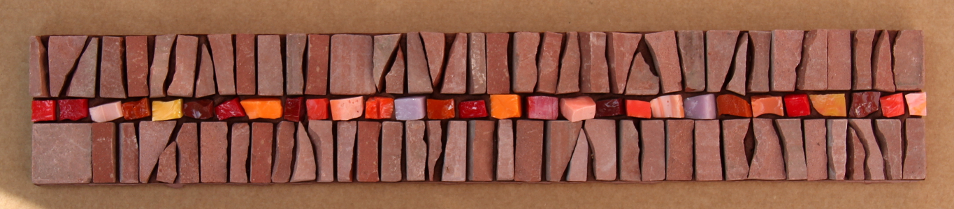 Mosaic - mosaïque - frise - décor - africa - blanc - marbre - pierre - récup - bouton - grès - brut - ora mosaïques