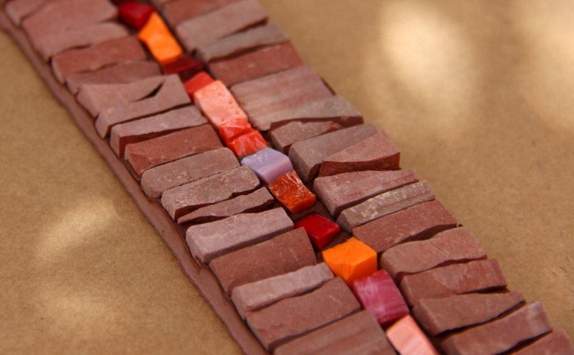 Mosaic - mosaïque - frise - décor - africa - blanc - marbre - pierre - récup - bouton - grès - brut - ora mosaïques