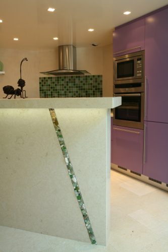 Mosaic - mosaïque - frise - décor - africa - blanc - marbre - pierre - récup - bouton - grès - brut - ora mosaïques