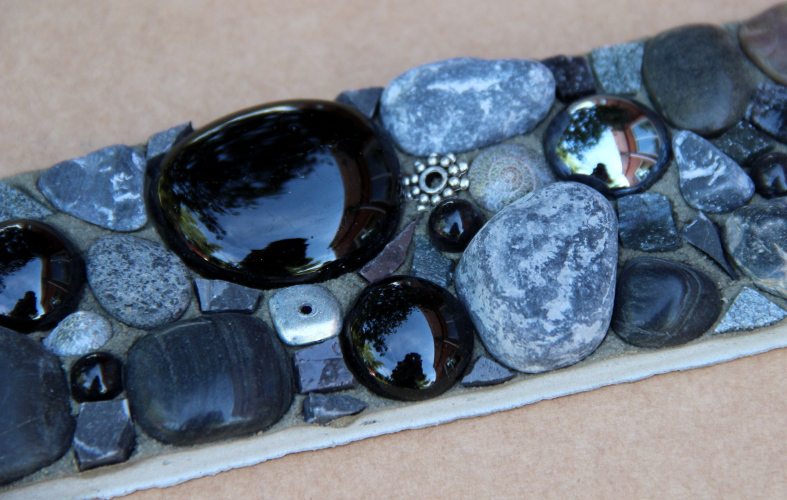 Mosaic - mosaïque - frise - décor - africa - blanc - marbre - pierre - récup - bouton - grès - brut - ora mosaïques