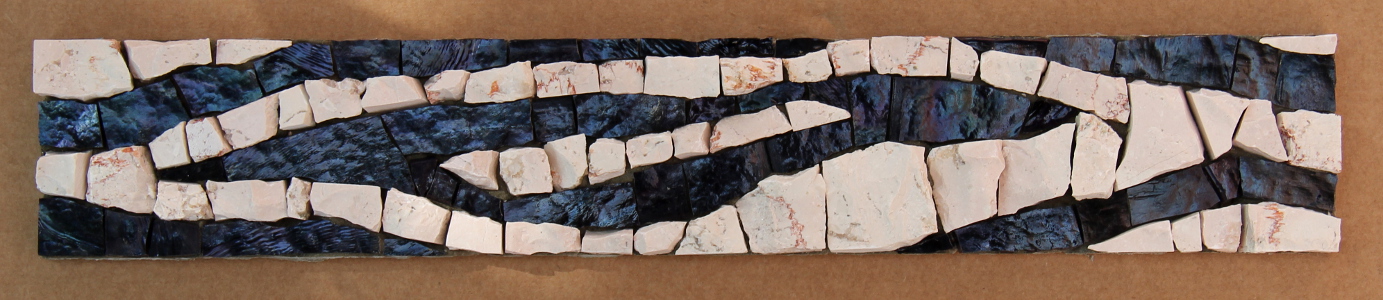 Mosaic - mosaïque - frise - décor - africa - blanc - marbre - pierre - récup - bouton - grès - brut - ora mosaïques