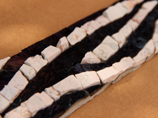 Mosaic - mosaïque - frise - décor - zébrure - marbre - verre - violet - rosé - peau de bête - zèbre - ora mosaïques