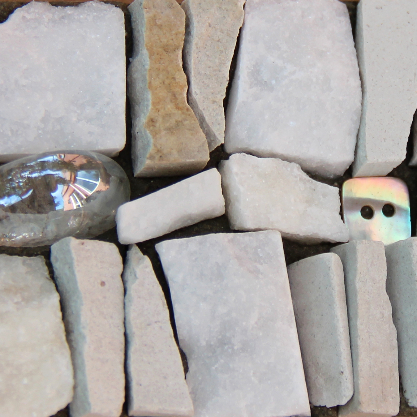 Frise modèle Africa, marbre, pierre et bouton de nacre, sur commande.