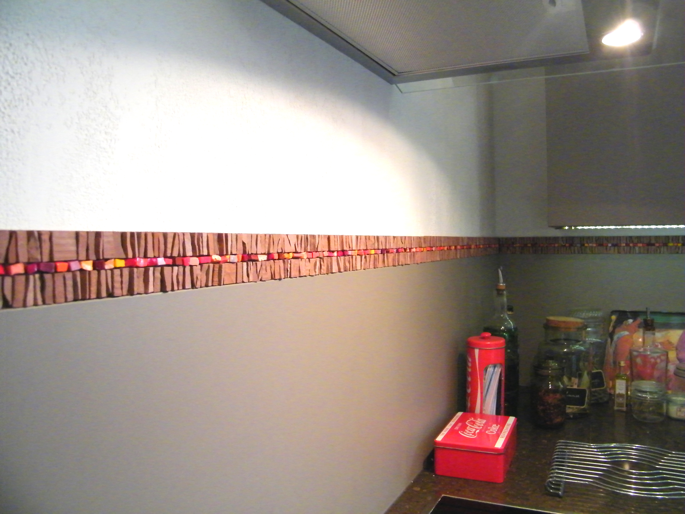 Mosaic - mosaïque - frise - décor - africa - blanc - marbre - pierre - récup - bouton - grès - brut - ora mosaïques