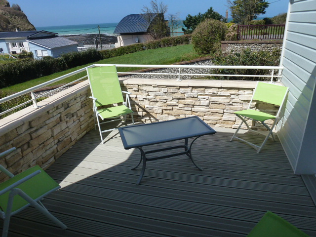 Balcon-terrasse avec vue mer avec salon détente après une journée bien remplie.........