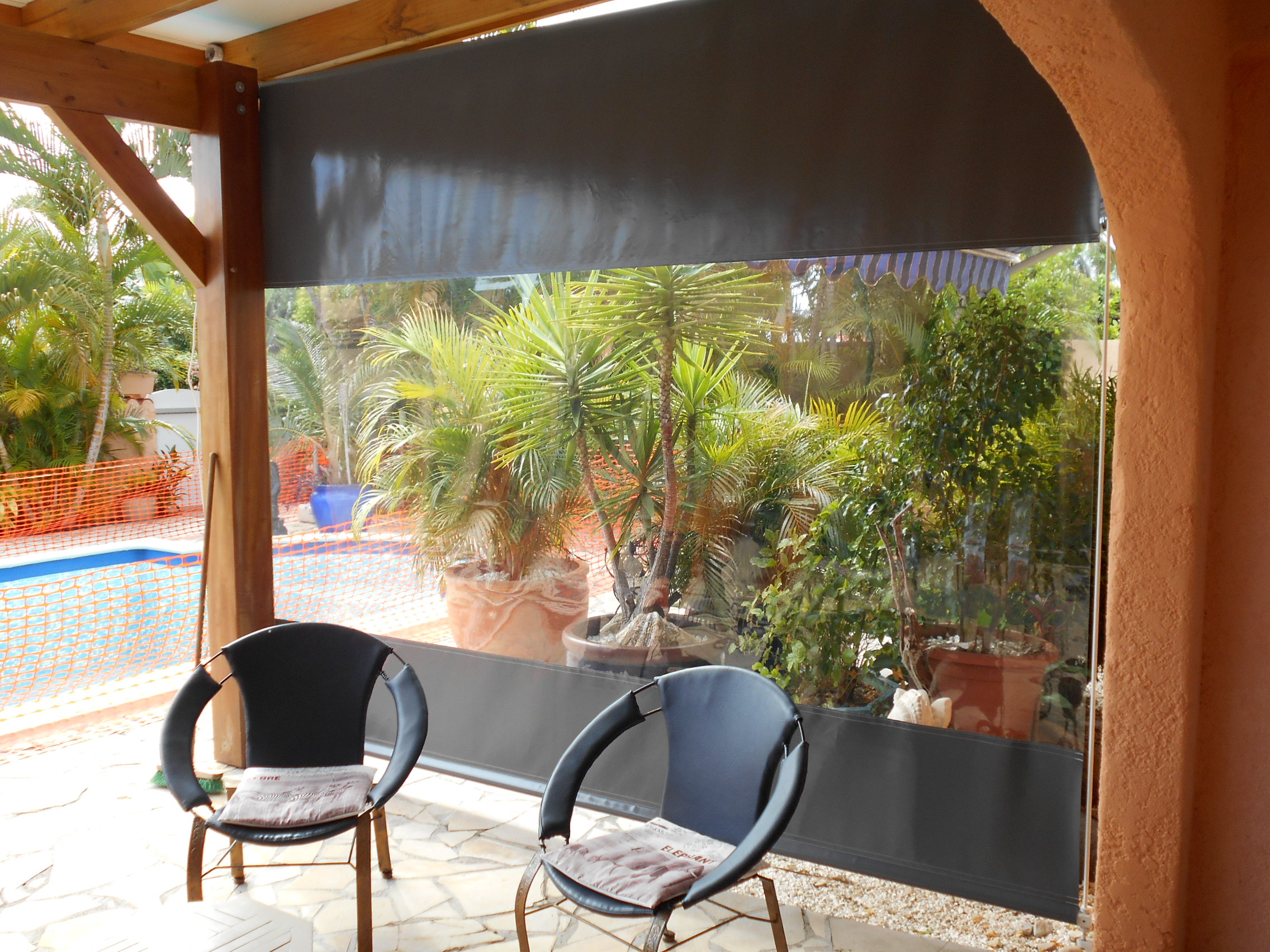 Store exterieur vertical a guidage lateral 1 