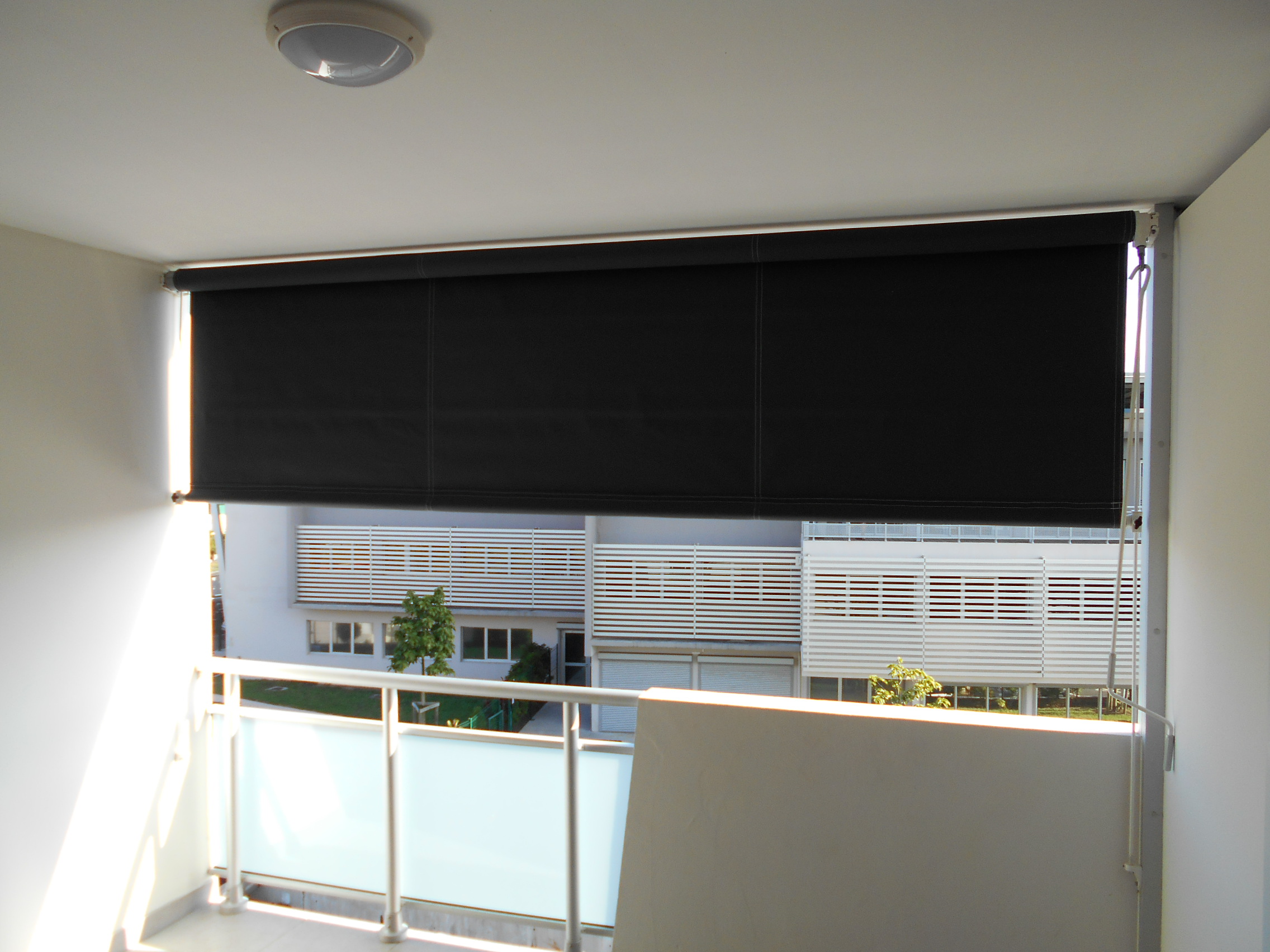 Store exterieur vertical a guidage lateral 4 