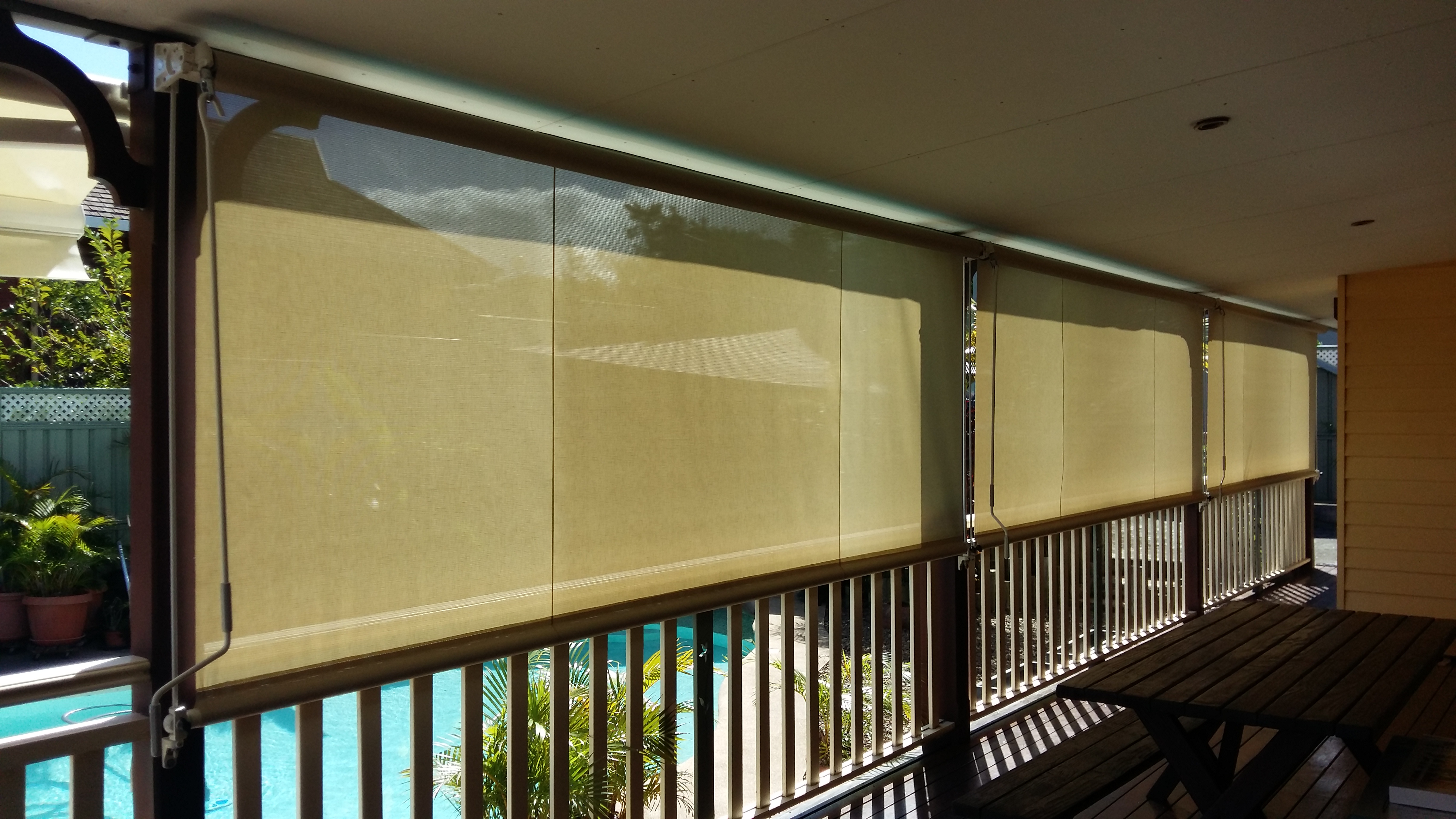 Store exterieur vertical a guidage lateral 86 