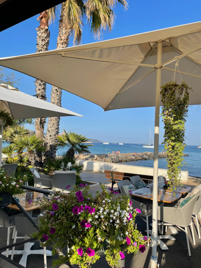 terrasse bord de mer vue mer fleurie