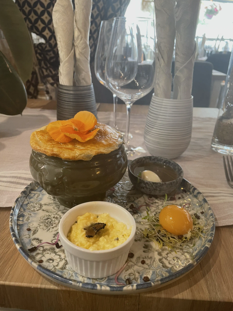 le bibemus entrée maison autour de l'oeuf oeuf poché jaune d'oeuf confit brouillade d'oeufs à la truffe et oeuf de caille mollet