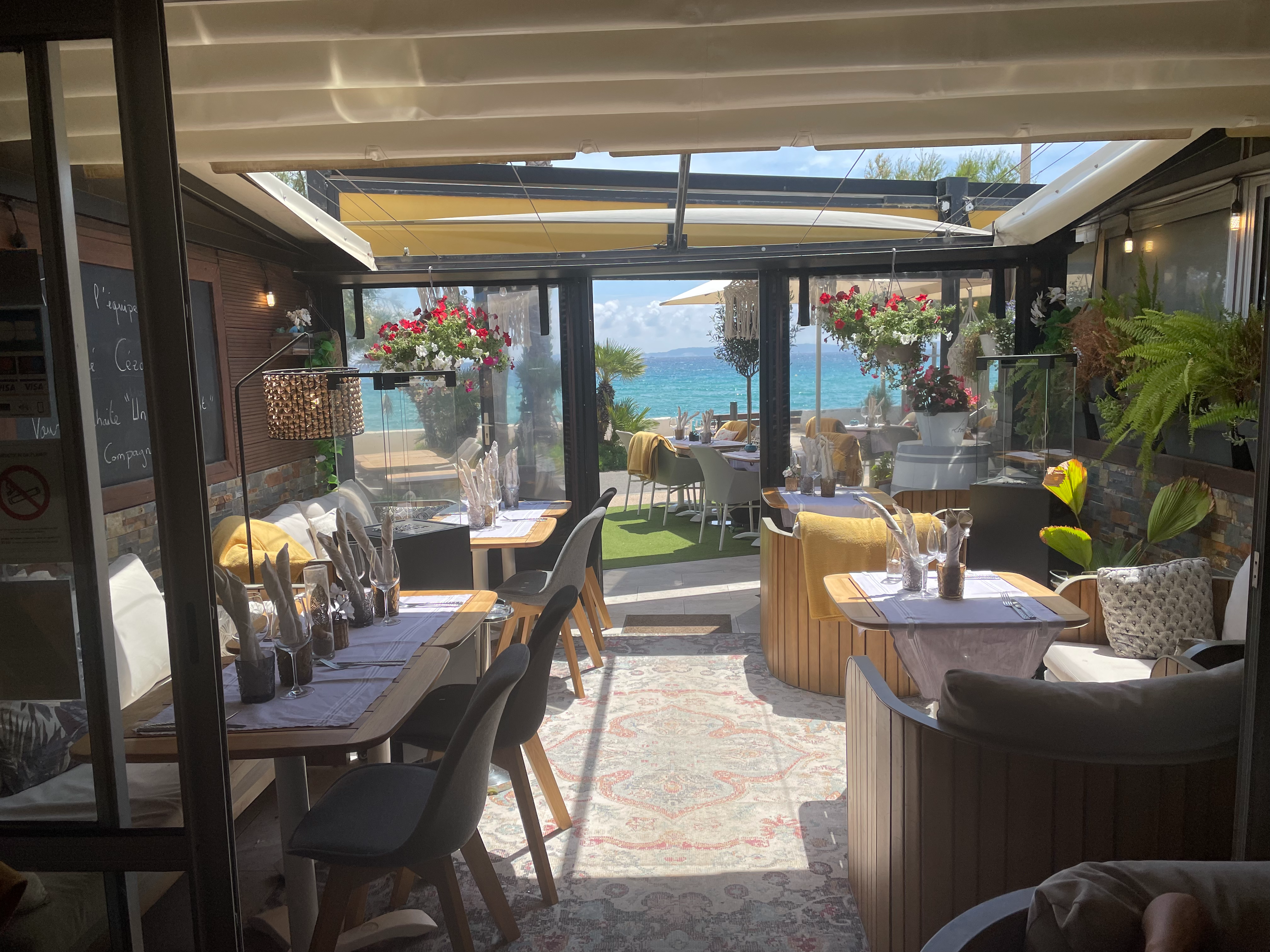 terrasse couverte vue mer terrasse bord de mer fleurie décorée