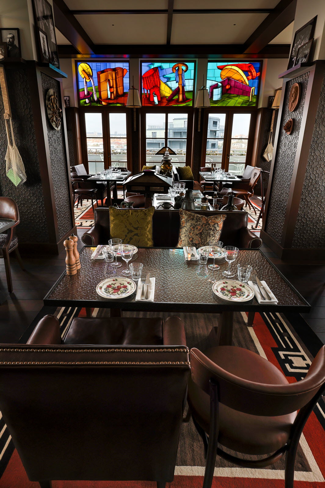 Un kachelofen occupe l un des murs du restaurant ainsi que des tablettes sur lesquelles s entassent inventions et specimens conserves dans du formol photo karim
