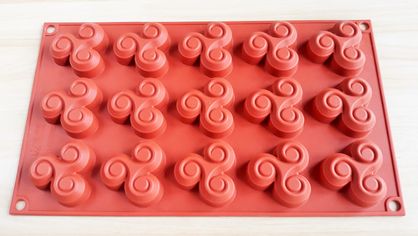 1 Plaque de 15 petits moules silicone en forme de Triskells