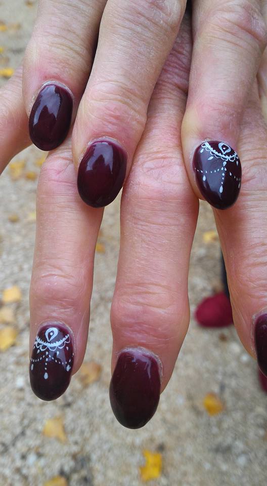 Pose en gel sur ongle accidente et nail art acrylique blanche