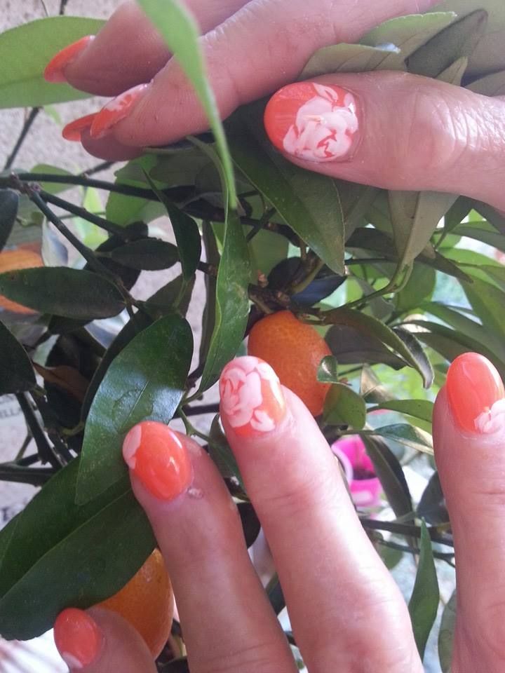 Gel pretty orange et nail art one stroke blanc