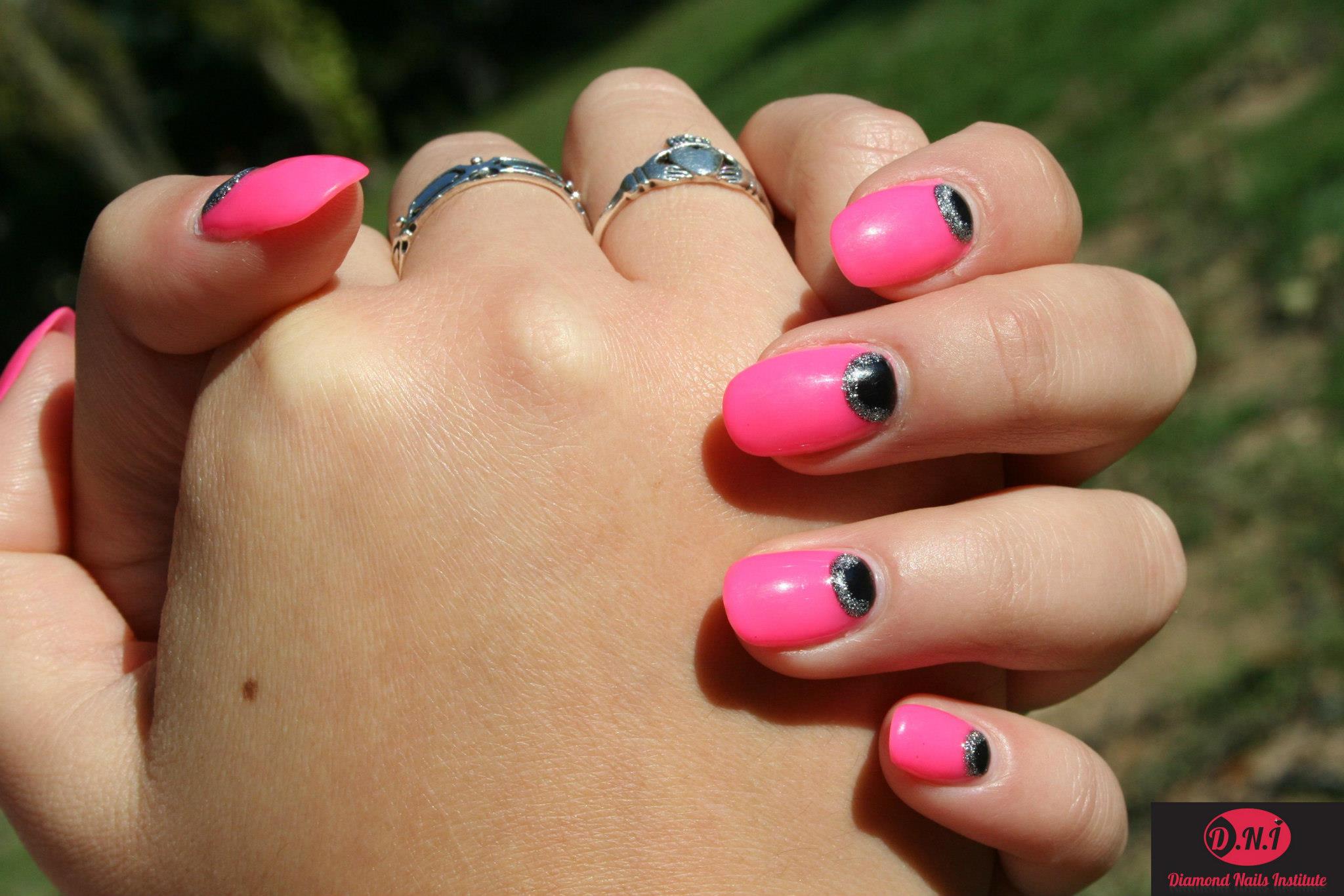 Gel pink fluo et lunule noire