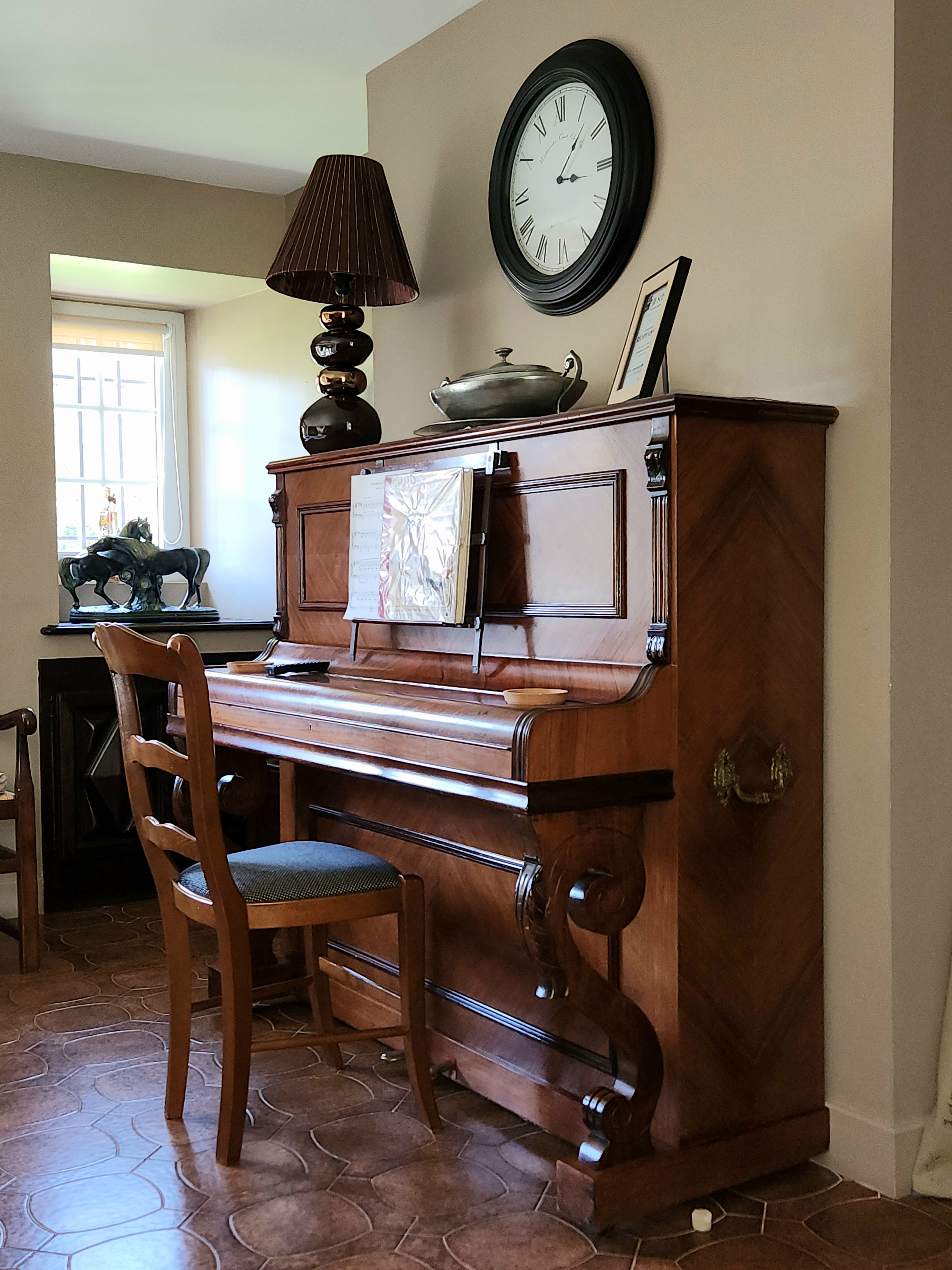 Gite de villenoue salon piano