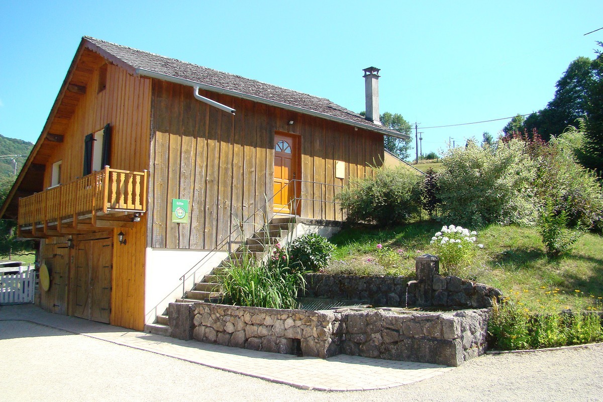 Vue du gîte depuis la cours du corps de ferme