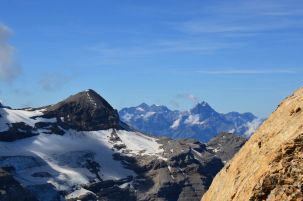 Vue sur les montagnes alentour du site Glacier 3000 dans le massif des Diablerets