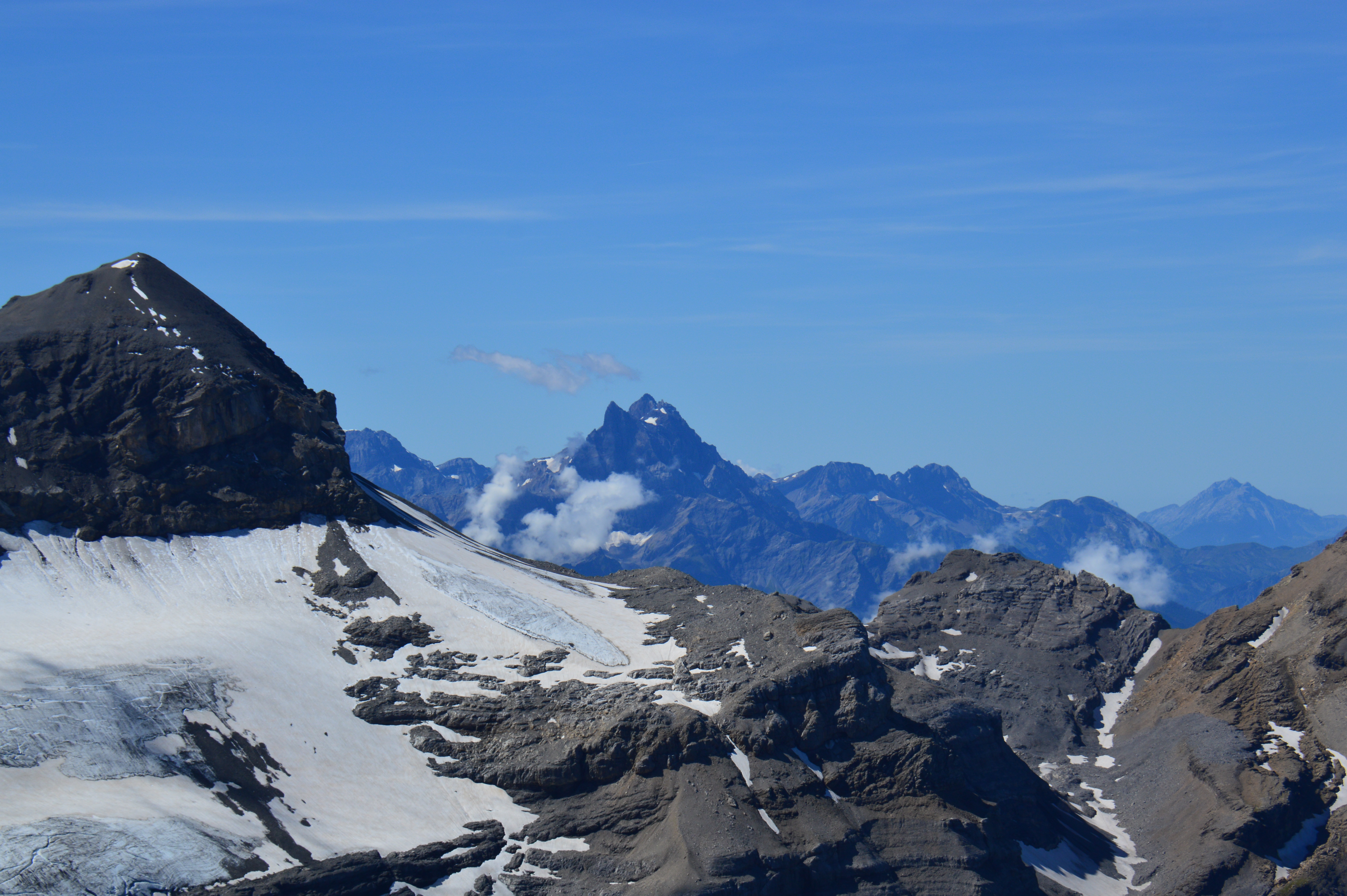 Vue sur les montagnes alentour du site Glacier 3000