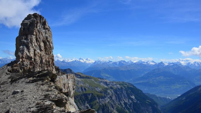 Quille du Diable dans le massif des Diablerets / Vue sur les Alpes valaisannes suisses