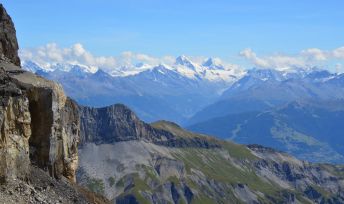 Vue sur les Alpes valaisannes suisses depuis la Tour St-Martin dans le massif des Diablerets