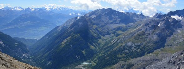 Site de Derborence et Alpes valaisannes suisses au loin 