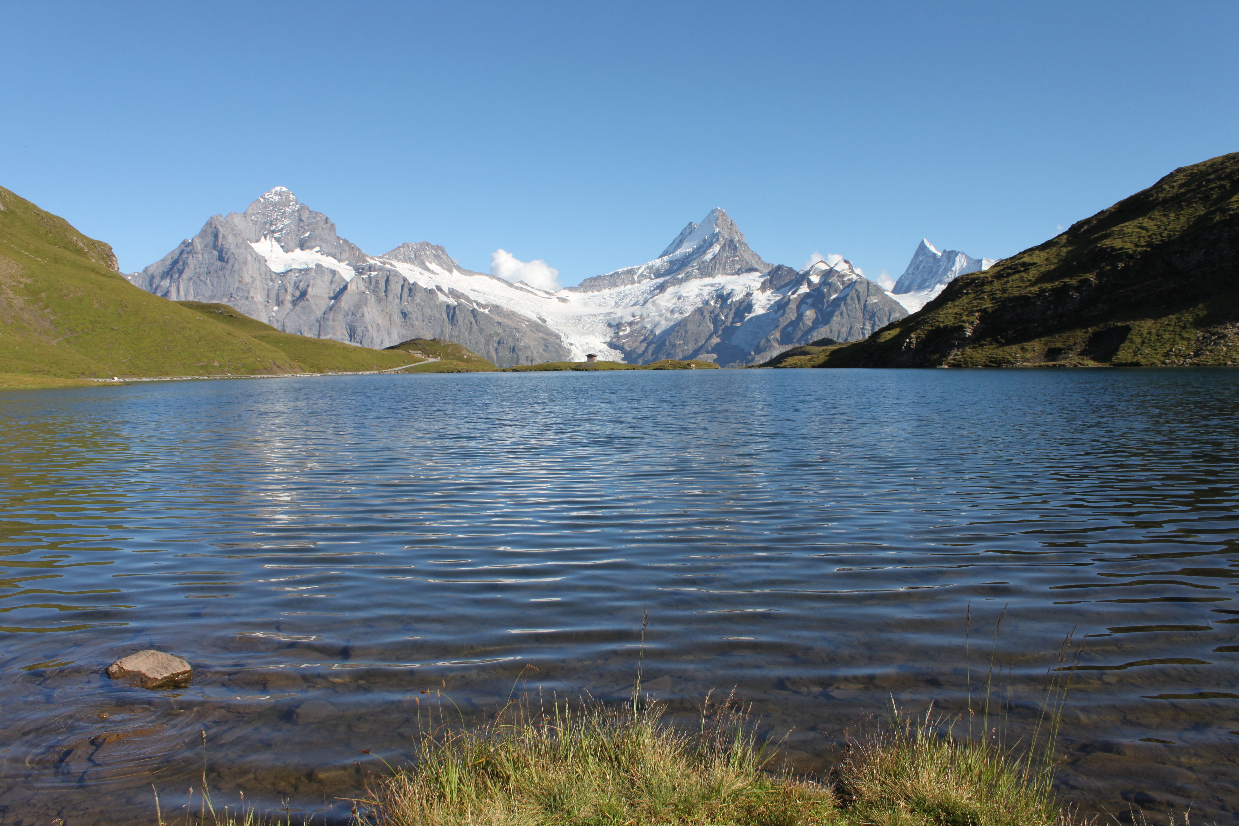 Lac de Bachsee dans les Alpes suisses
