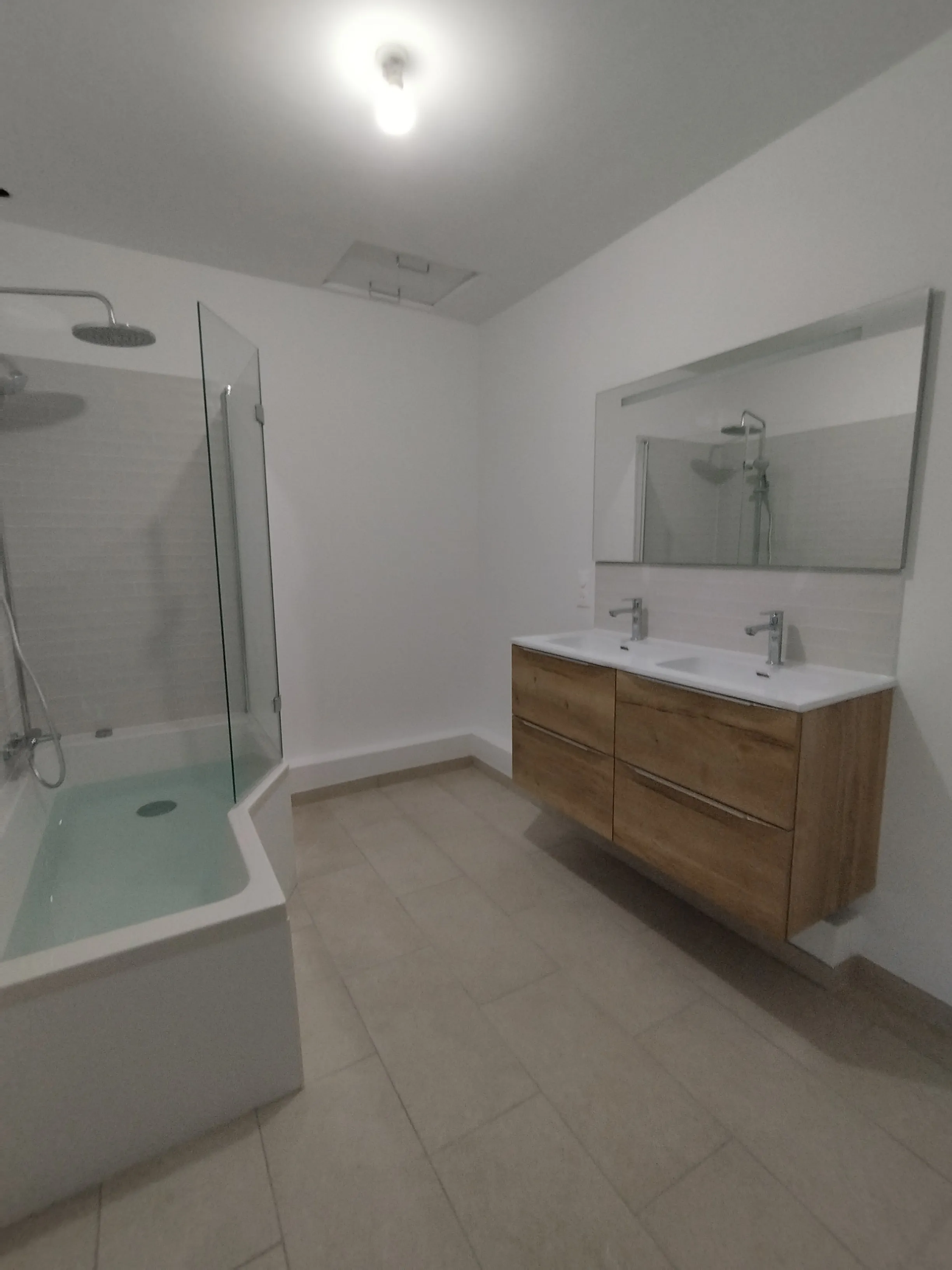 Création salle de bains modernes avec baignoire asymétrique à Nantes