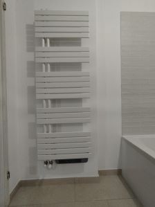 installation radiateur sèche-serviettes soufflant mixte pour chauffer votre salle de bains