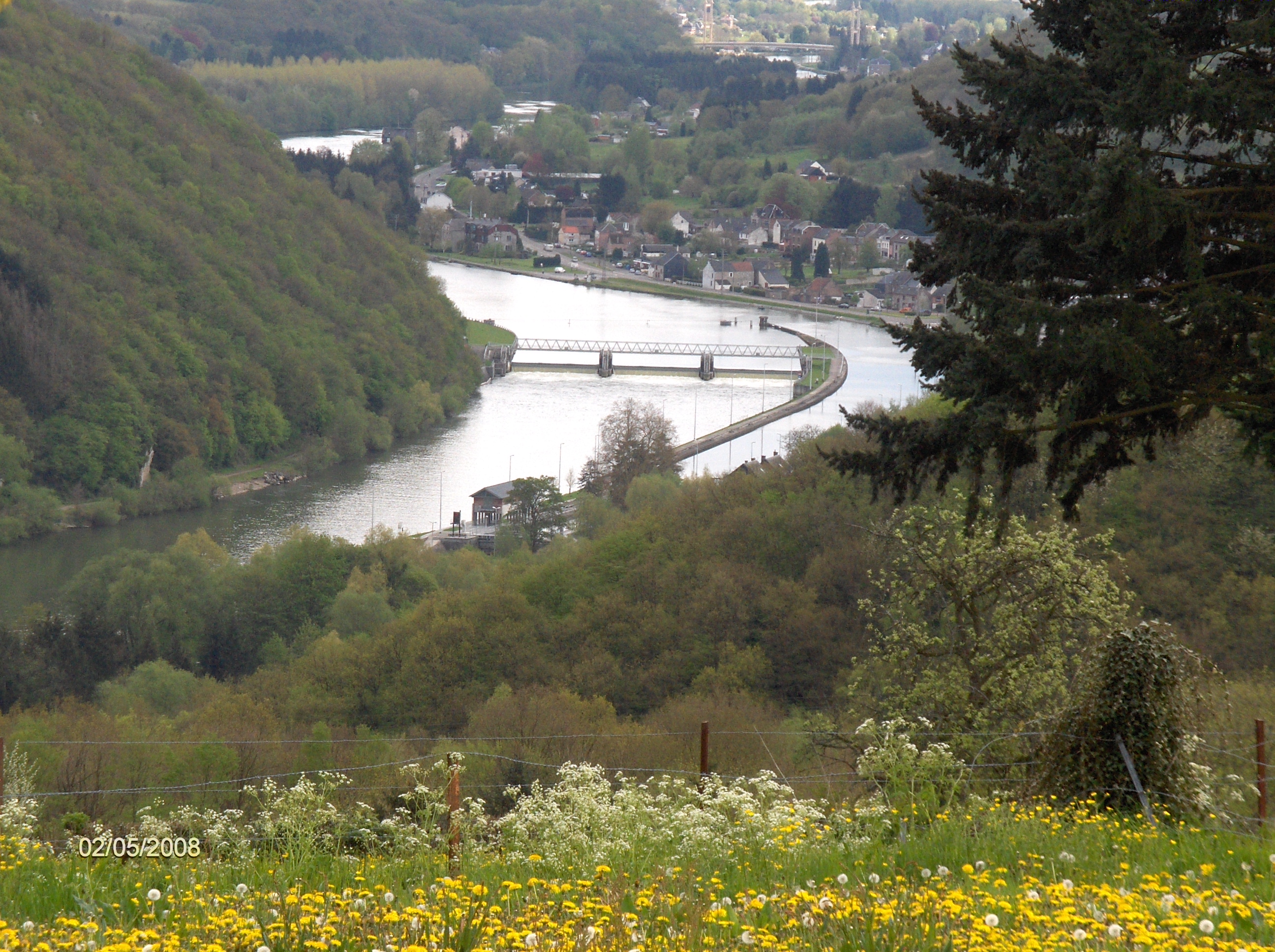 Depuis Inzémont vers Hermeton.
Au fond, le village frontalier de Heer-Agimont et son pont suspendu de 202m construit en 1971.
Mai 2008