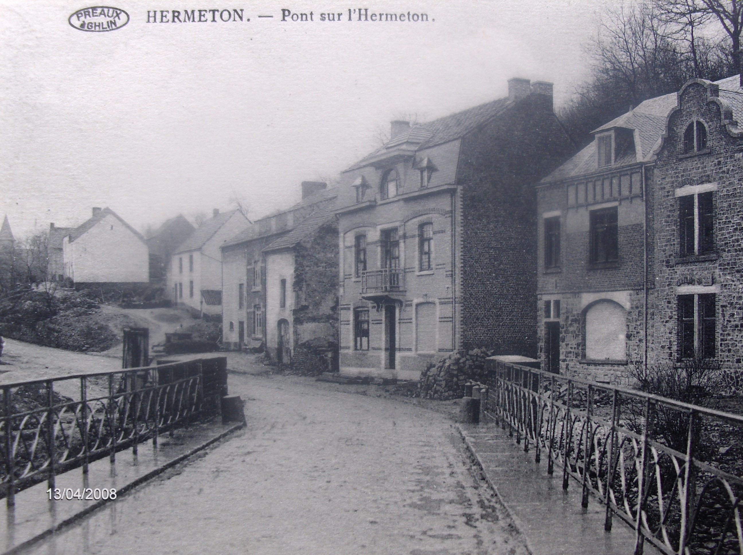 Vue depuis le pont construit en 1864 enjambant l'Hermeton; il est aujourd'hui doublé en largeur. Le Tiesta n'apparaît pas sur la photo: les ruines d'août 1914 ont été rasées.