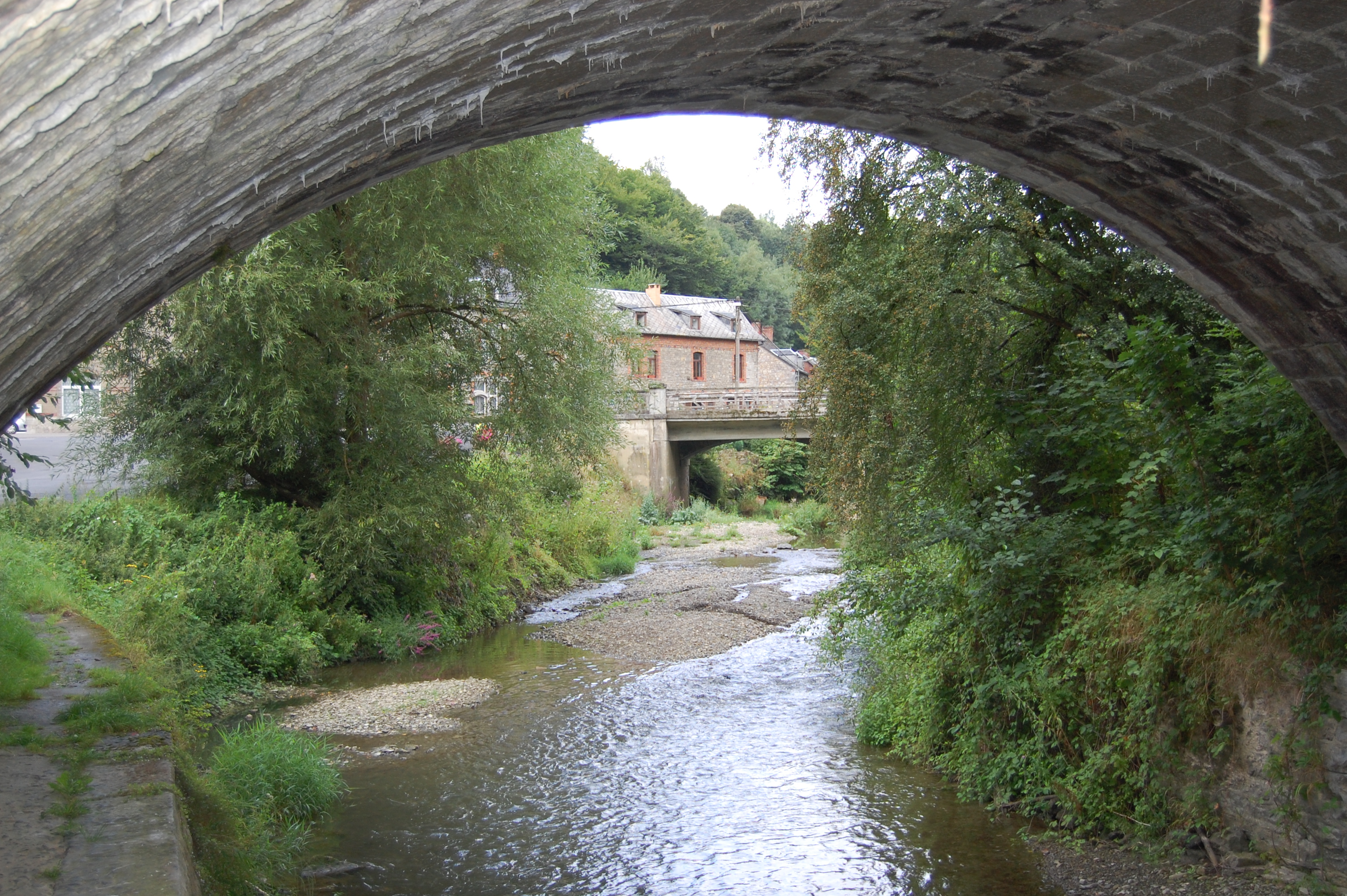 Sous le pont du chemin de fer.