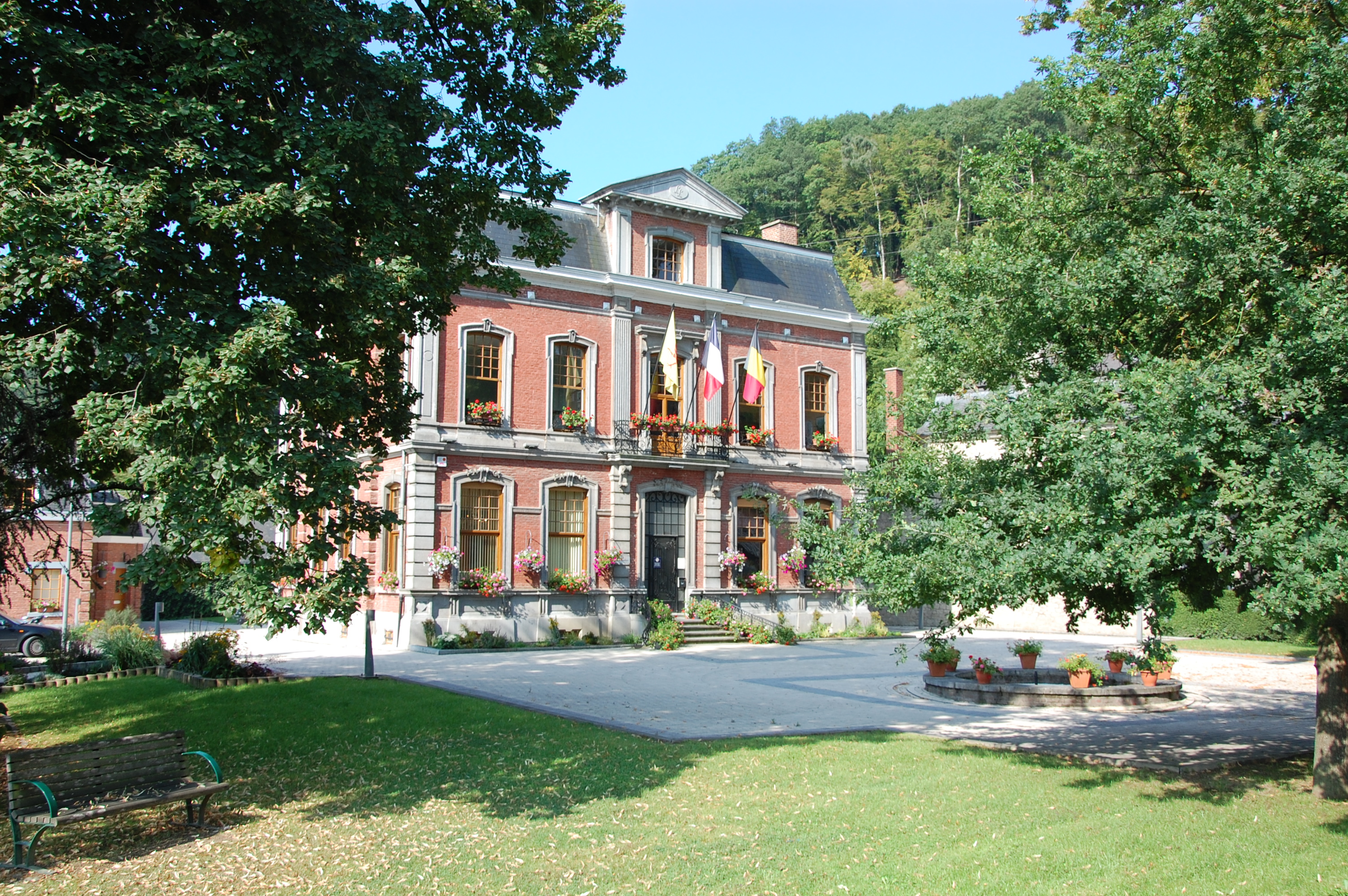 La maison communale d'Hastière, anciennement un hôtel.
Août 2011