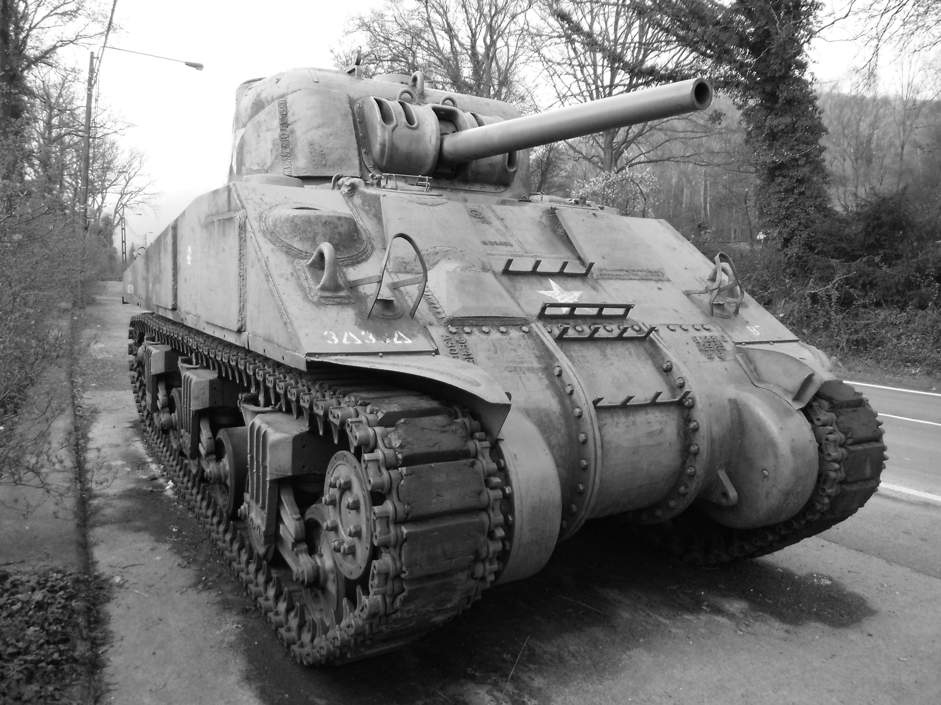 Au terme du conflit, l'armée US donna un char Sherman Jumbo au chef de la résistance locale. Il y a quelques années, le Jumbo est parti au Musée du Cinquentenaire pour être remplacé par celui-ci, un M4A4. Mars 2012
En août 2014, après une nouvelle peinture, celui-ci a repris position pour fêter son ... 70e anniversaire!
