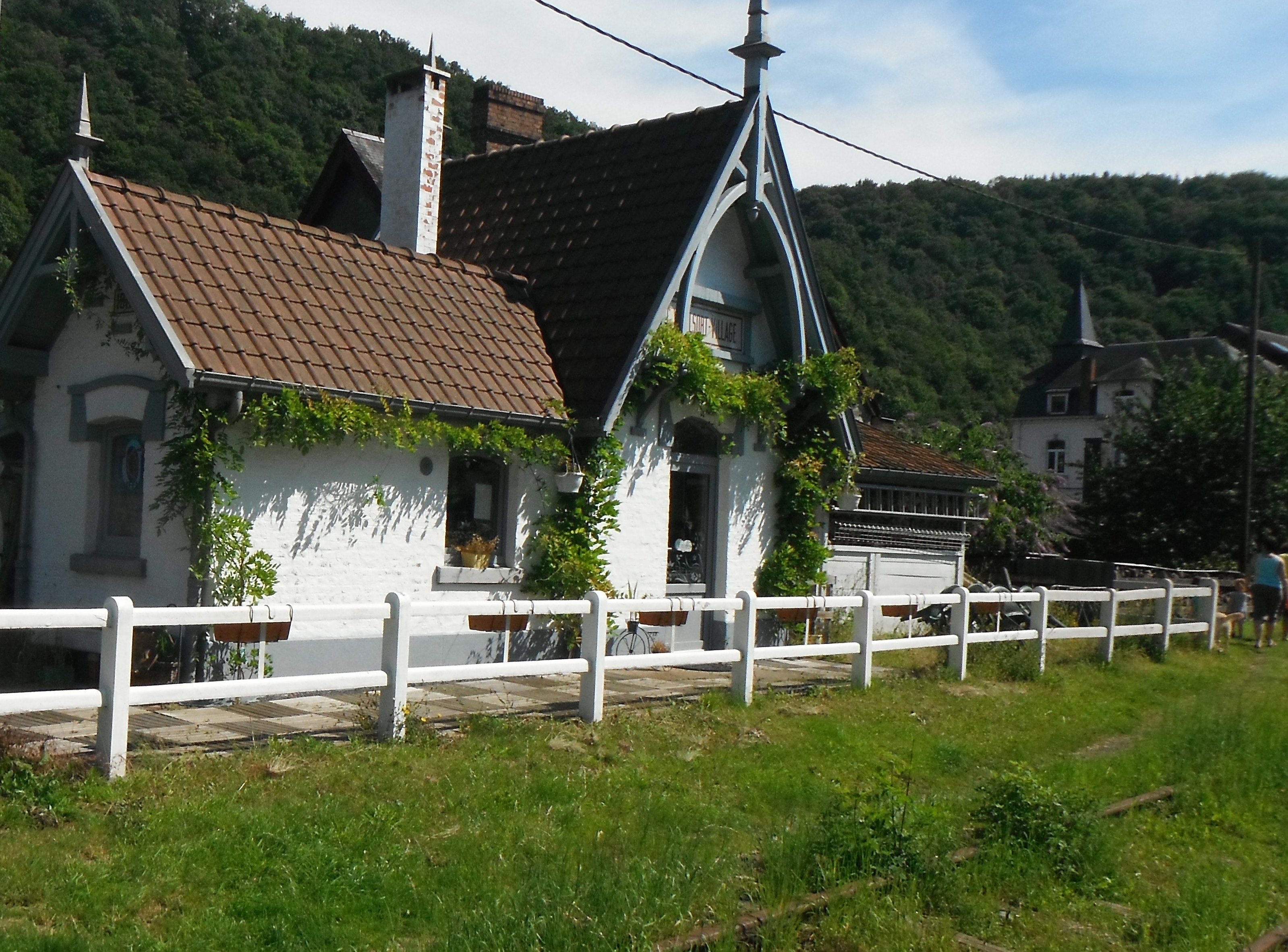 La halte des trains à Waulsort. La ligne fut d'abord exploitée part le "Nord Belge", ensuite par la SNCB et pour terminer par la CF3V.
