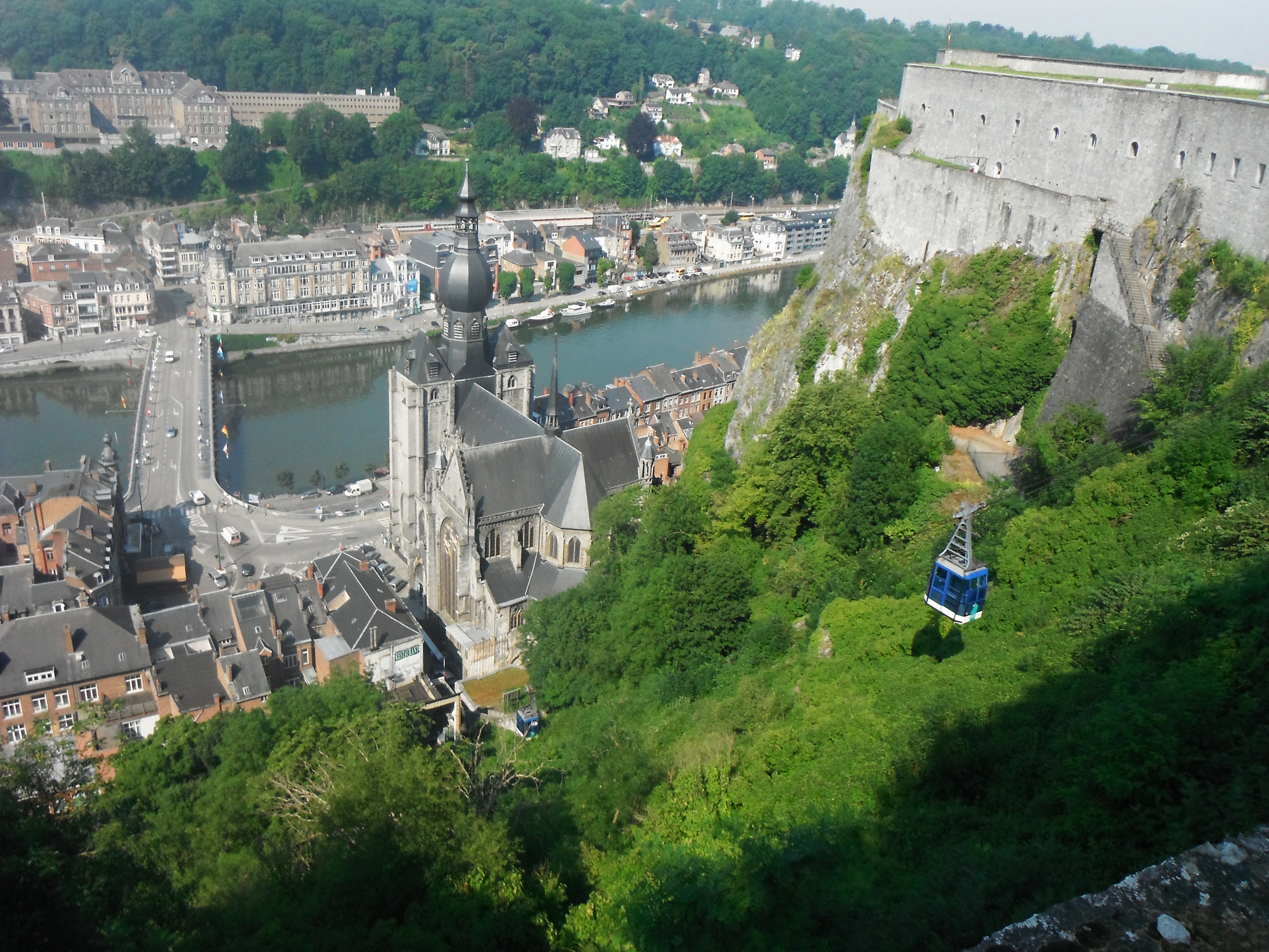 Vue plongeante sur la ville de Dinant depuis la citadelle accessible par un escalier de 408 marches ... ou en téléphérique.
De l'autre côté du pont, à droite,cet ancien hôtel fût le siège de la Gestapo en '40.
Juillet 2012
