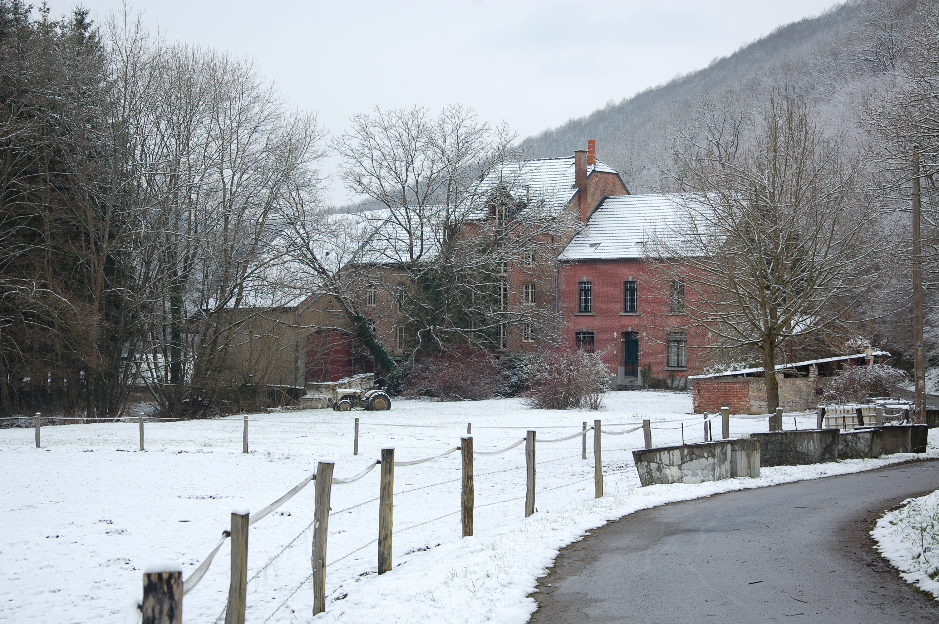 L'ancien moulin à farine de 1842, à l'entrée de la vallée de l'Hermeton. Au XVIe, s'érigeait à cet endroit une forge.
Mars 2013