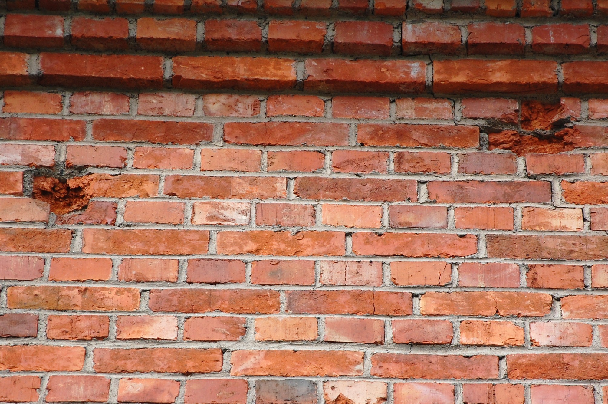 Les marques de l'impact des éclats dans la façade sont toujours visibles. Mai 2013
