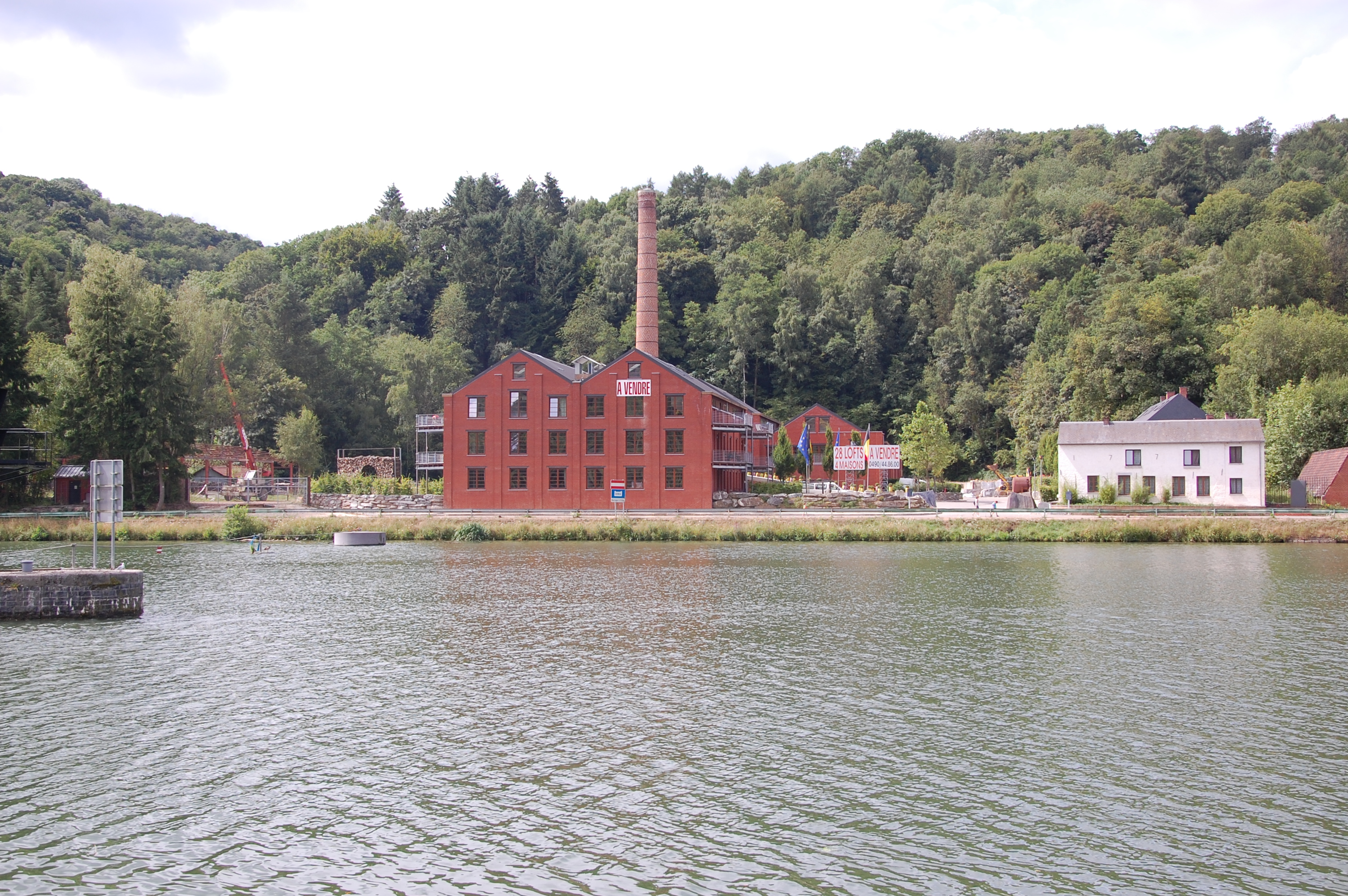 Waulsort: l'ancienne fabrique de carrelages CERAMANOVA aujourd'hui transformée en appartements et lofts à l'instar des anciens hôtels "Belle Epoque". Août 2013