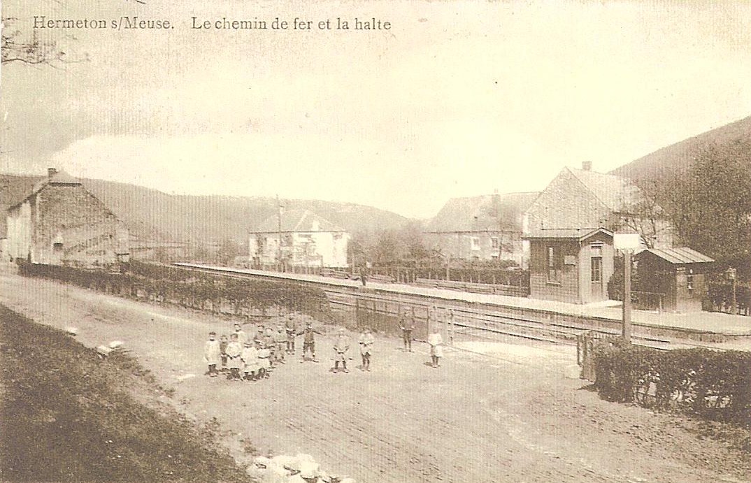 La halte et le passage à niveau à Hermeton
