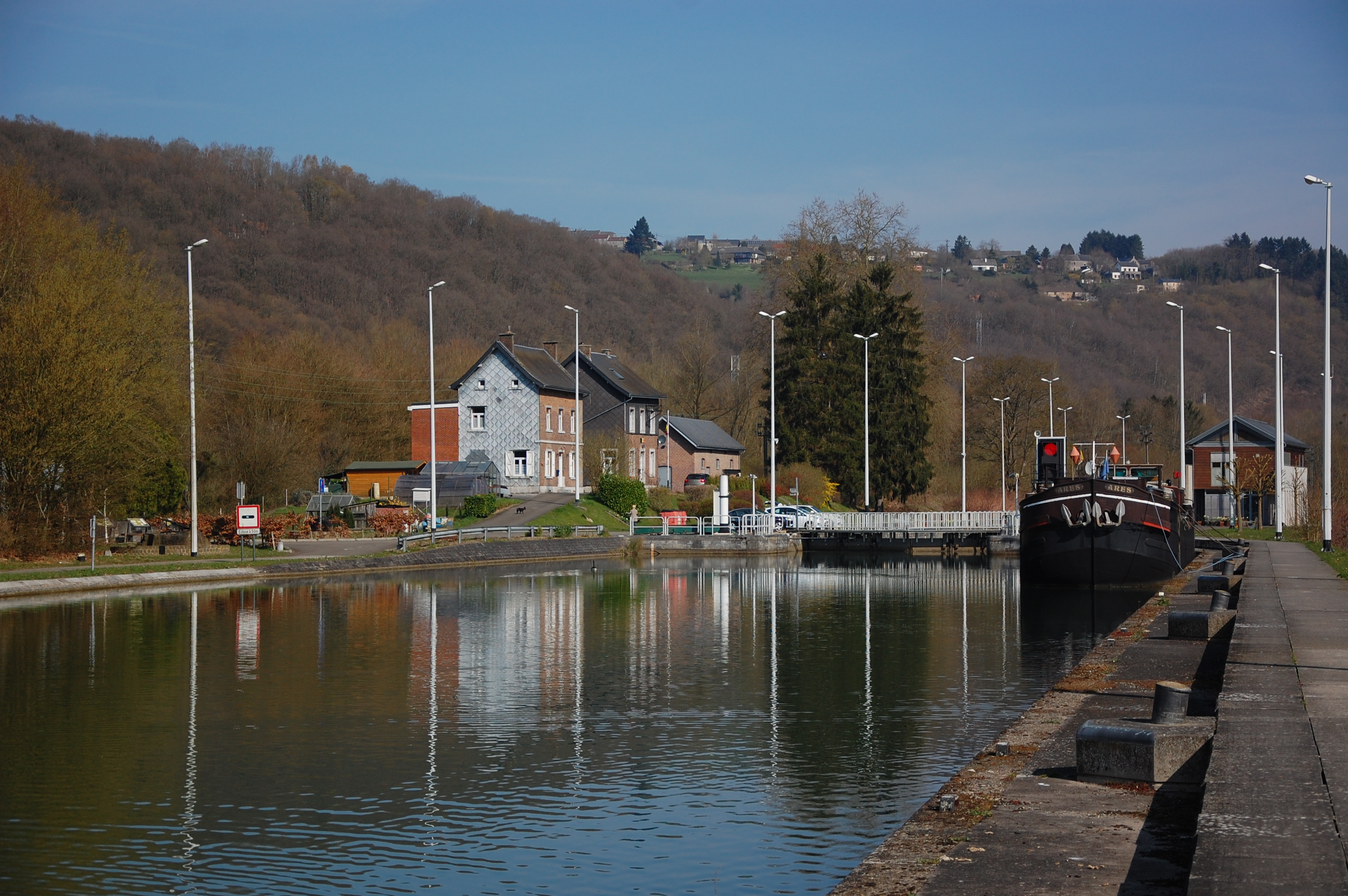 L'écluse de Hastière, et dans le fond, dominant la vallée, le village d'Inzémont. Mars 2014