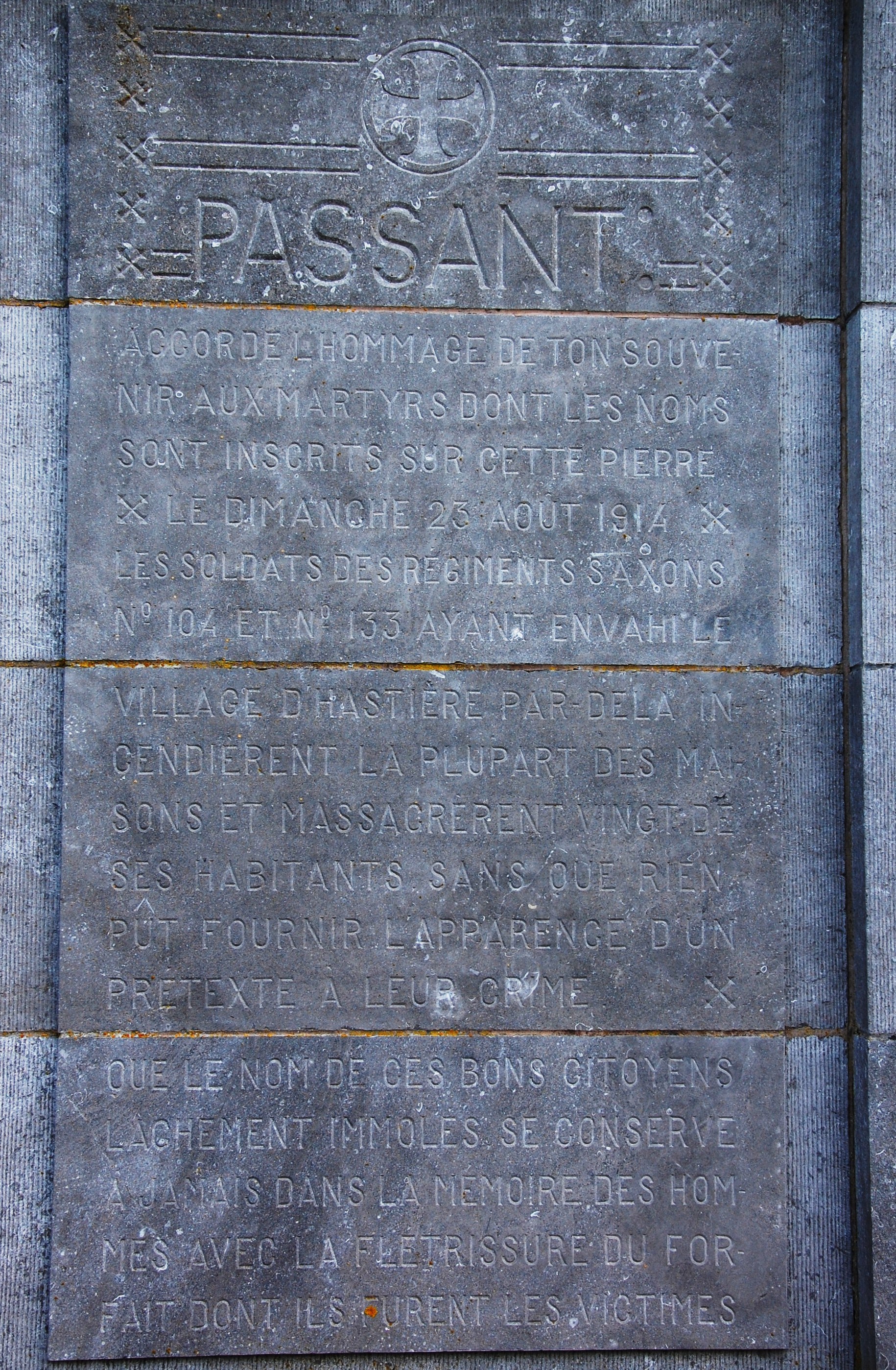 Stèle commémorative des massacres perpétrés par les allemands érigée à l'église romane d'Hastière. Mars 2014