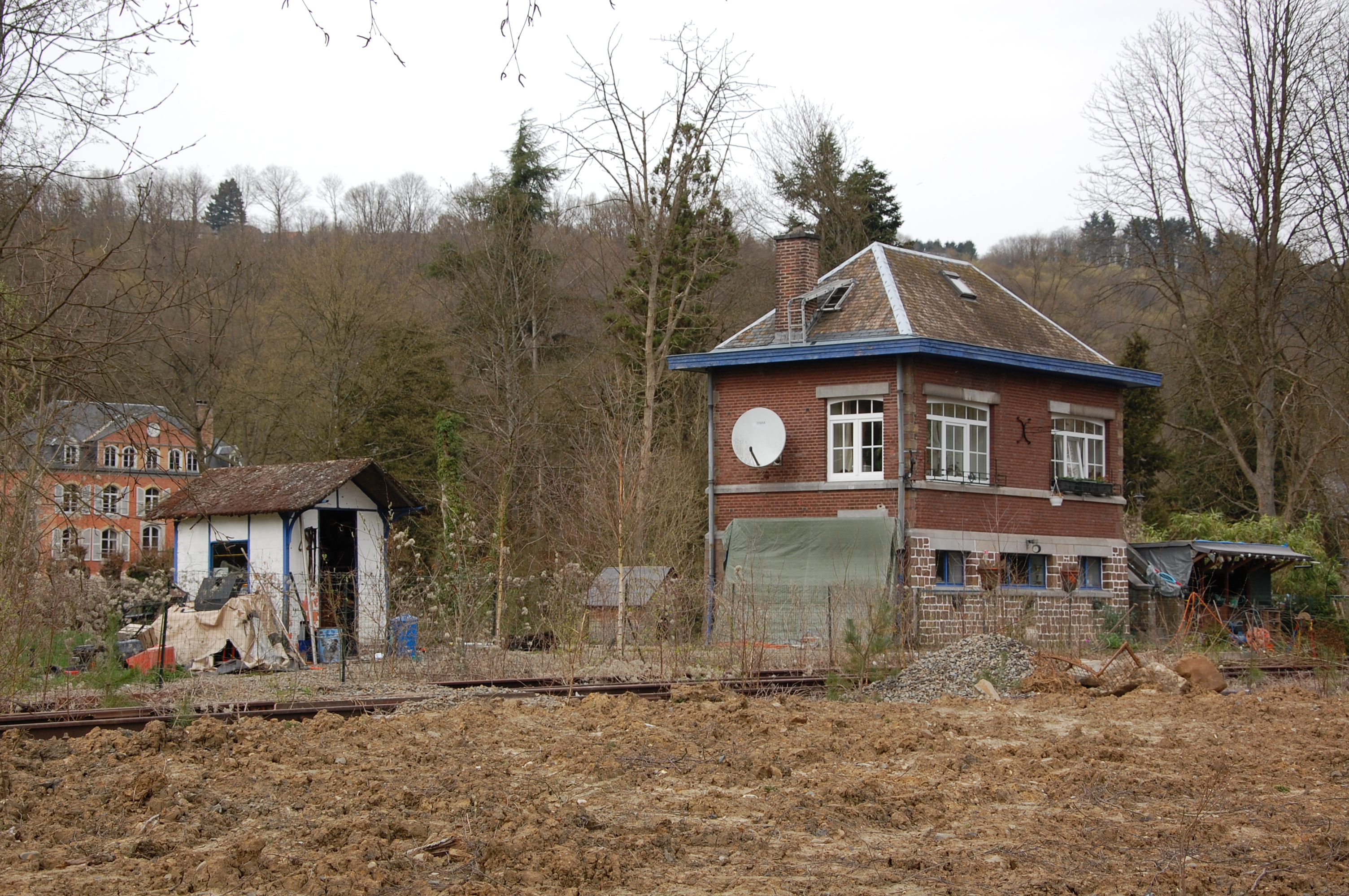 Le poste d'aiguillages d'Hastière existe encore, mais transformé ...  Mars 2014