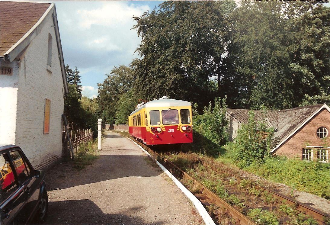Un autorail diesel du CF3V (ex-SNCBNMBS)traversant Waulsort.
Août 1990